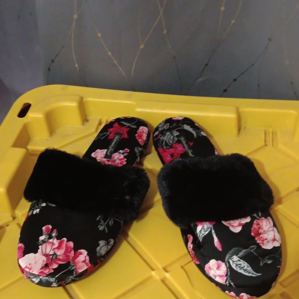 Victoria's secret L floral faux fur  like new open back slippers